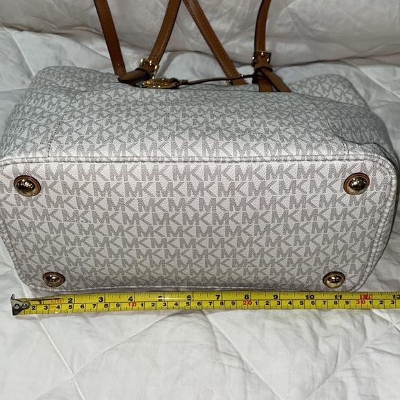 Like new Micheal Kors jet set travel tote logo bag - Picture 8 of 16